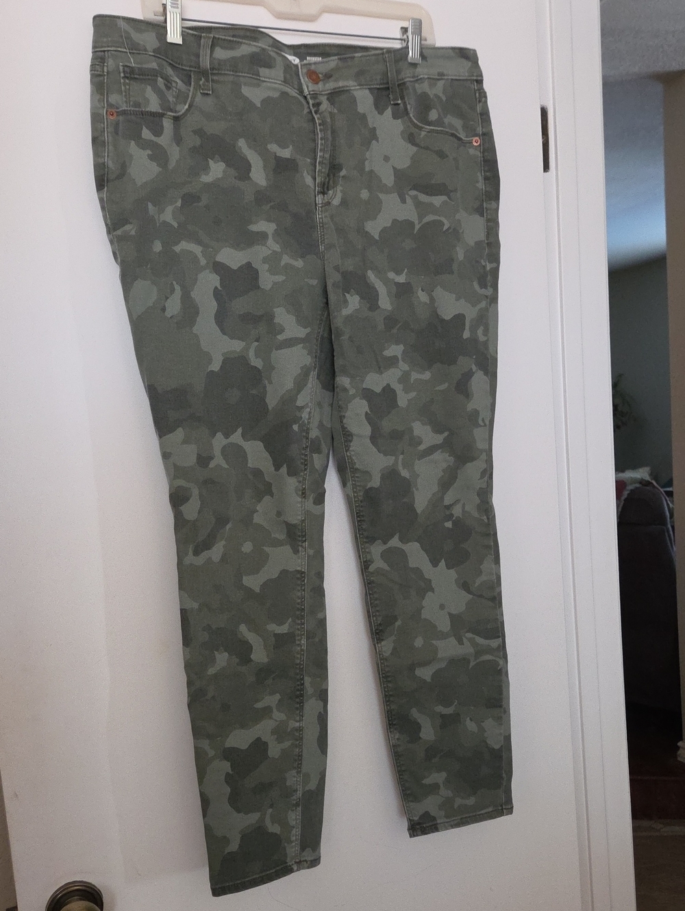 Old Navy Camo-Print Women's Skinny Jeans - Olive Green